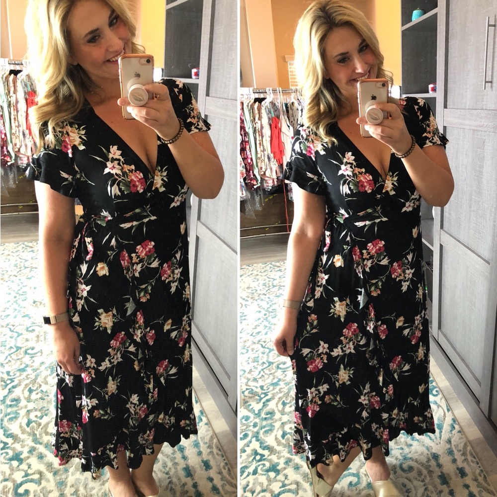 ❤️❗️Last 1! M Stunning black floral wrap dress - Picture 2 of 4